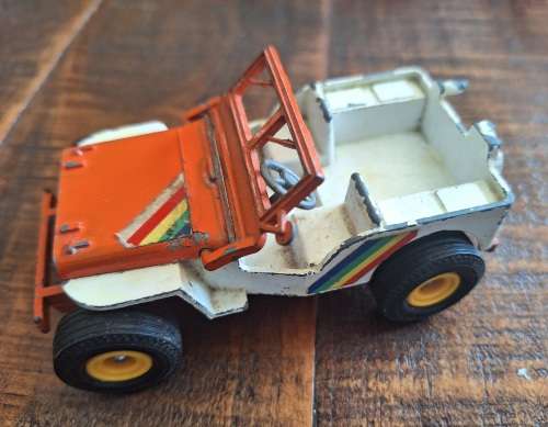vintage britains jeep 1976 and included is  britains 1982 orange cargo trailer