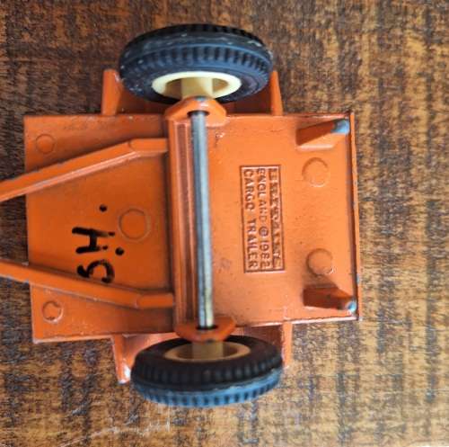 vintage britains jeep 1976 and included is  britains 1982 orange cargo trailer