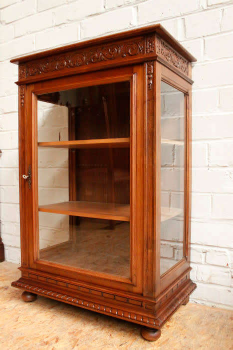 Renaissance Display cabinet in Walnut