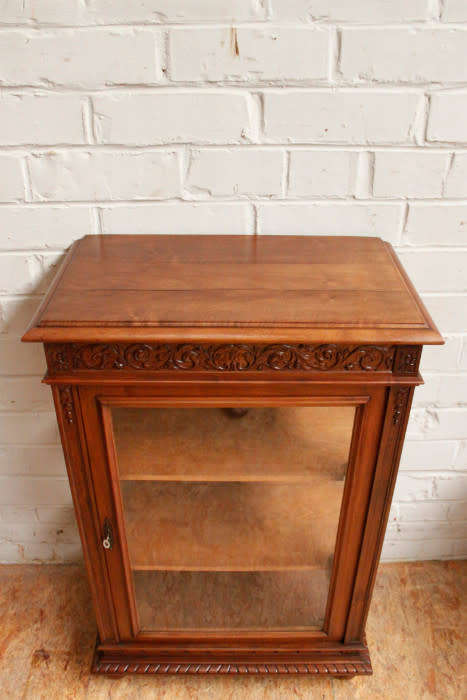 Renaissance Display cabinet in Walnut