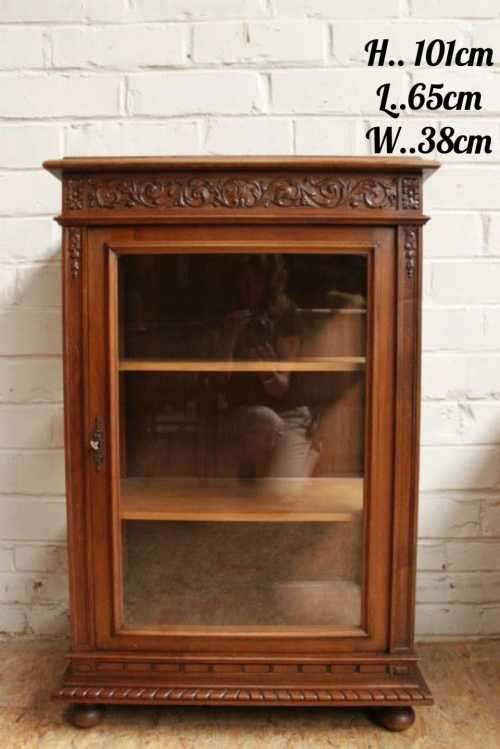 Renaissance Display cabinet in Walnut