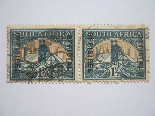 UNION OFFICIALS - 1935-50 1&1/2d GOLD & GREEN WITH OVPT - PAIR - USED