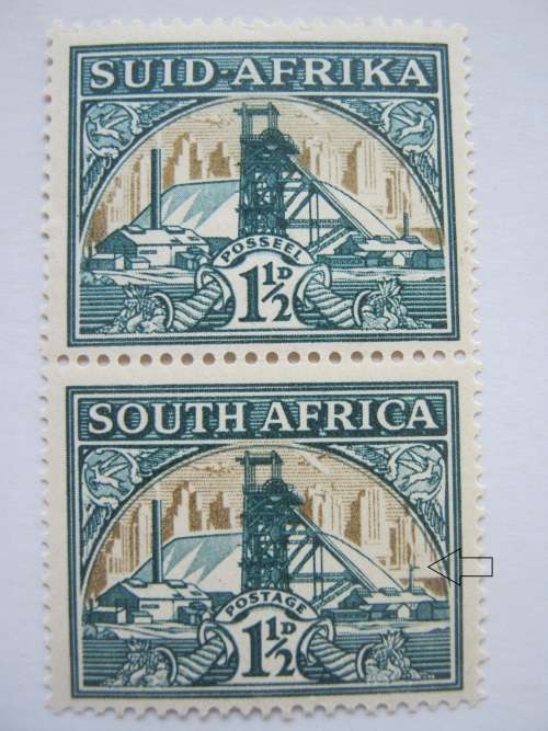 UNION - 1933-48 DEFIN ISSUE - 1&1/2d VERTICAL PAIR WITH VARIETY ''FLAG ON SMALL CHIMNEY" - MHR