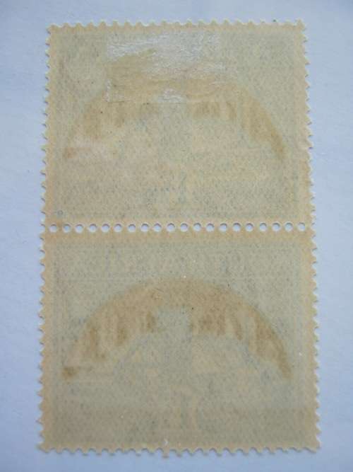 UNION - 1933-48 DEFIN ISSUE - 1&1/2d VERTICAL PAIR WITH VARIETY ''FLAG ON SMALL CHIMNEY" - MHR
