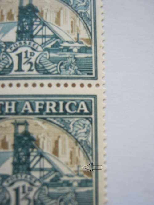 UNION - 1933-48 DEFIN ISSUE - 1&1/2d VERTICAL PAIR WITH VARIETY ''FLAG ON SMALL CHIMNEY" - MHR