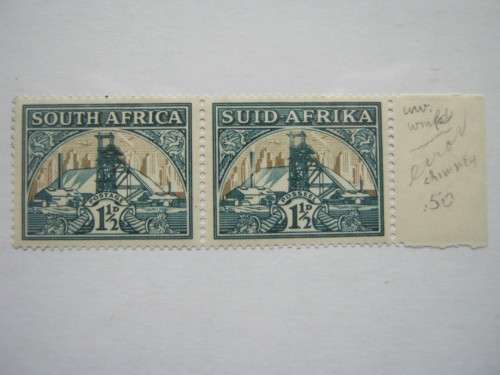 UNION - 1933-48 DEFIN ISSUE - 1&1/2d GREEN & GOLD - PAIR WITH BROKEN CHIMNEY & FAINT HEADGEAR - MNH