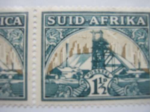 UNION - 1933-48 DEFIN ISSUE - 1&1/2d GREEN & GOLD - PAIR WITH BROKEN CHIMNEY & FAINT HEADGEAR - MNH