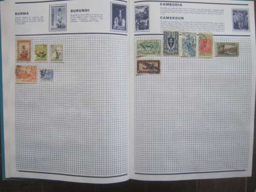 SG `WORLD COLLECTOR` STAMP ALBUM - MIXED WORLD - IN EXCESS OF 4000 STAMPS HERE - VERY GOOD CONDITION