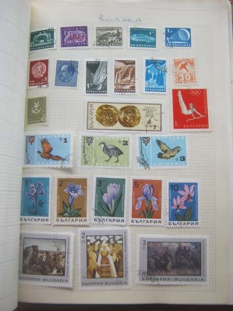 SPRINGBACK STAMP ALBUM - MIXED WORLD A-F - APPROX 1500 STAMPS HINGED TO PAPER