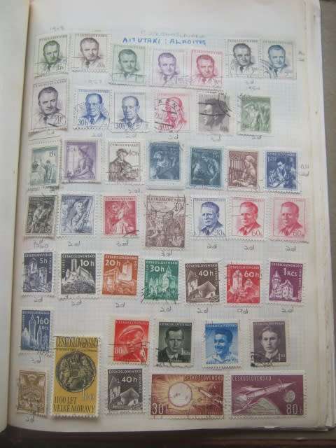 SPRINGBACK STAMP ALBUM - MIXED WORLD A-F - APPROX 1500 STAMPS HINGED TO PAPER