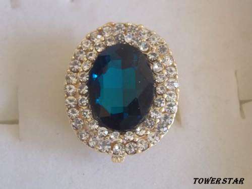 NEW!!!!  RING WITH HUGE SWAROVSKI CHARACTERISTICS FITS SIZE 5 TO 25 Free import