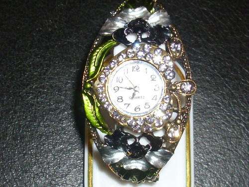 BEAUTIFUL AND COLORFUL GREENISH WOMANS QUARTS WATCH