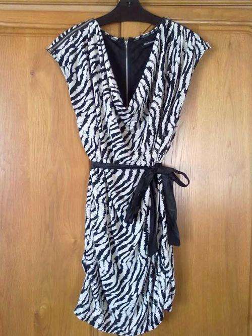 *** STUNNING ZEBRA KASABARA DRESS WITH ZIPPER DETAIL (SIZE: 32/34) ***