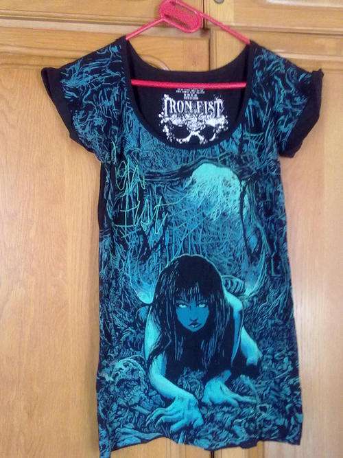 *** ORIGINAL IRONFIST BLUE AND BLACK PRINT TOP *** SIZE 32/34