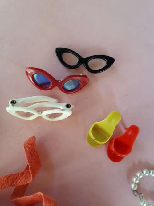 Acc to various Barbie outfits from '59-'62