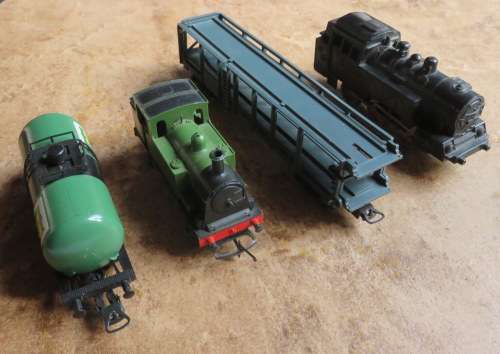 SELECTION OF 4 HO ITEMS-2 COACHES & 2 LOCOMOTIVES -3 OF THEM LIMA-THE ONE A TRIANG