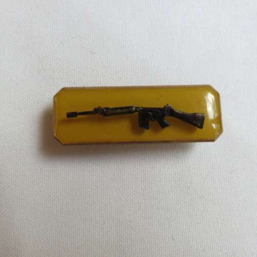 CADETS SMALL ARMS QUALIFICATION BADGE-APPROVED IN 1988-BRONZE RIFLE FOR FIRST CLASS SHOTTIST  SCORE