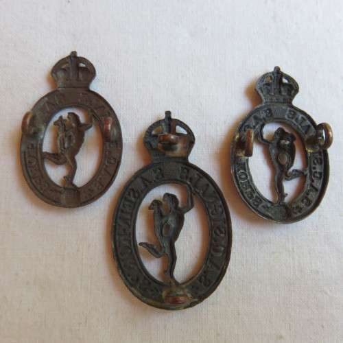 SA CORPS OF SIGNALS WW2 BLACKENED BRONZE CAP & COLLARS- LUGS INTACT