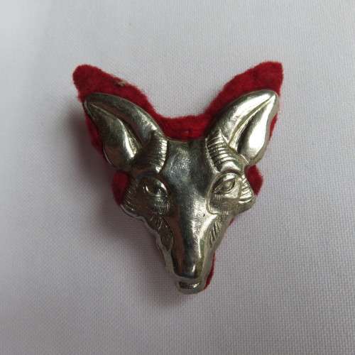 INTELLIGENCE SCHOOL GUARD UNIT-CHROMED BERET BADGE-ON RED FELT-LUGS INTACT