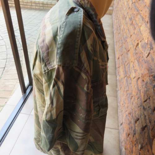 RHODESIAN CAMO SHORT SLEEVE SHIRT-EXTRA LARGE MEASURES 63 CM ARMPIT TO ARMPIT-USED WITH SOME DAMAGE