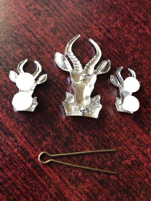 SA INFANTRY CORPS CAP BADGE-CHROMED -WORN POST 1976-COMES WITH 2 COLLARS