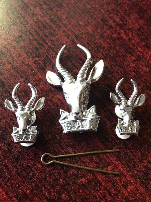 SA INFANTRY CORPS CAP BADGE-CHROMED -WORN POST 1976-COMES WITH 2 COLLARS