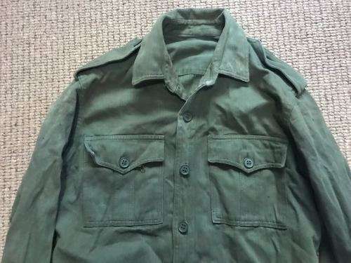 RECCE TRAINING GREENS SHIRT -SIZE SMALL-MEASURES 46CM ARMPIT TO ARMPIT-ORIGINAL