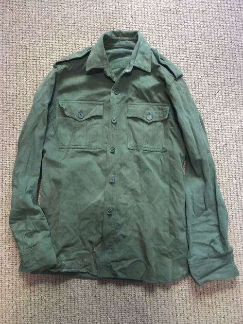 RECCE TRAINING GREENS SHIRT -SIZE SMALL-MEASURES 46CM ARMPIT TO ARMPIT-ORIGINAL