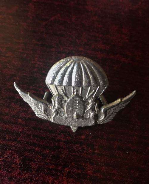 TRANSKEI PARACHUTE CAP BADGE- 2X SCREW LUGS