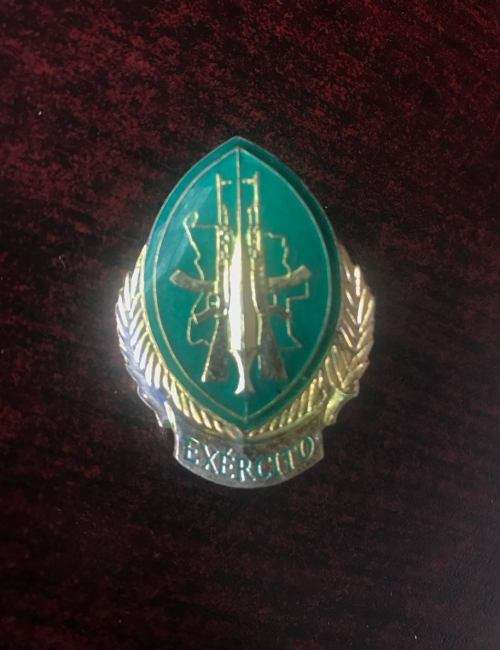 PORTUGUESE COMMANDO EXERCITO ARMY BADGE-USED DURING ANGOLAN WAR - 2X SCREW LUGS