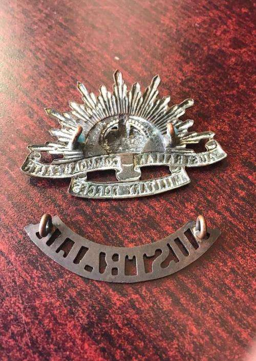 AUSTRALIA COMMONWEALTH MILITARY FORCES CAP BADGE & ON TITLE-LUGS INTACT