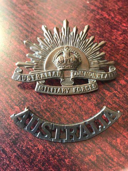 AUSTRALIA COMMONWEALTH MILITARY FORCES CAP BADGE & ON TITLE-LUGS INTACT