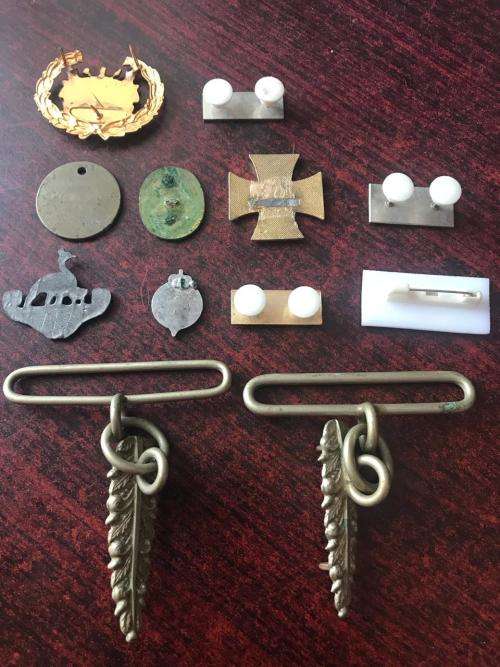 SELECTION OF BADGES & 2 BELT CLIPS-SOLD TOGETHER-12 ITEMS IN TOTAL