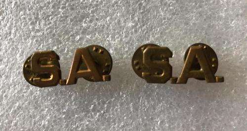 SA TITLE PAIR IN BRASS WITH PINS