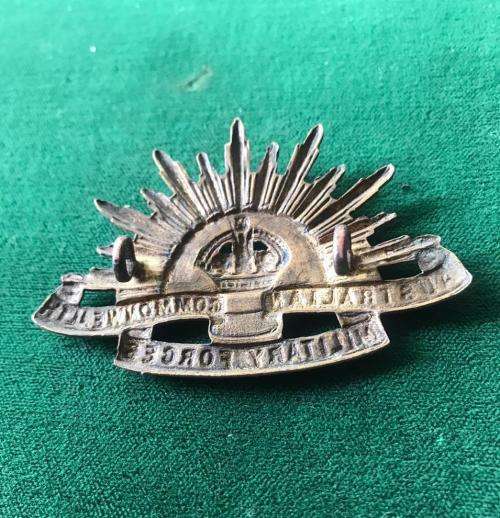 WW2 AUSTRALIAN COMMONWEALTH MILITARY FORCES CAP BADGE- 2 LUGS