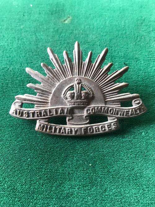 WW2 AUSTRALIAN COMMONWEALTH MILITARY FORCES CAP BADGE- 2 LUGS