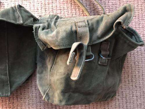 ORIGINAL OLIVE GREEN RHODESIAN KIDNEY POUCHES IN GOOD CONDITION