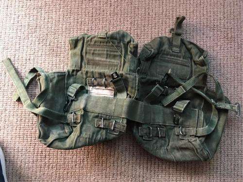 ORIGINAL OLIVE GREEN RHODESIAN KIDNEY POUCHES IN GOOD CONDITION