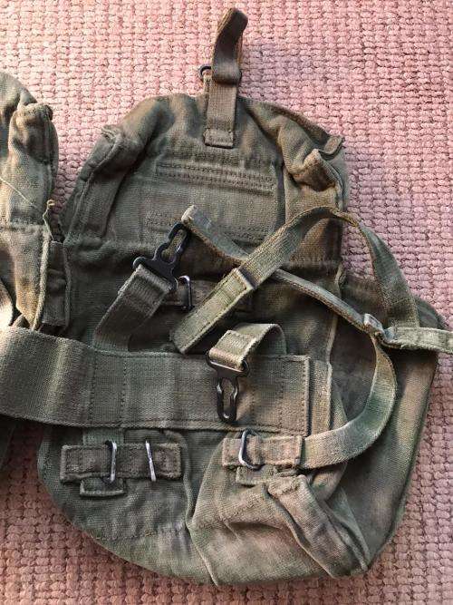 ORIGINAL OLIVE GREEN RHODESIAN KIDNEY POUCHES IN GOOD CONDITION