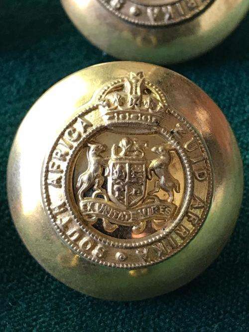 GILT OFFICERS TUNIC BUTTONS WITH UNION COAT OF ARMS-NORMALLY WORN BY COLONELS & BRIGADIERS-8 SOLD TO