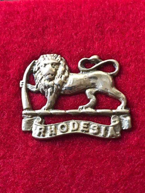 RHODESIAN BERET BADGE 4TH ANTI TANK BATTERY-1940-45- 2 LUGS