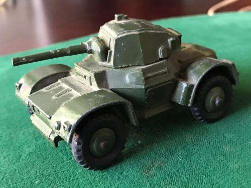 DINKY TOYS NO 670 ARMOURED CAR MADE IN ENGLAND BY MECCANO-ORIGINAL TYRES AND PAINT