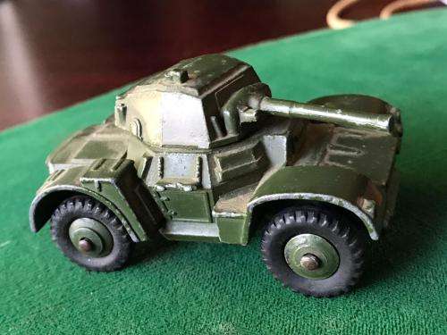 DINKY TOYS NO 670 ARMOURED CAR MADE IN ENGLAND BY MECCANO-ORIGINAL TYRES AND PAINT