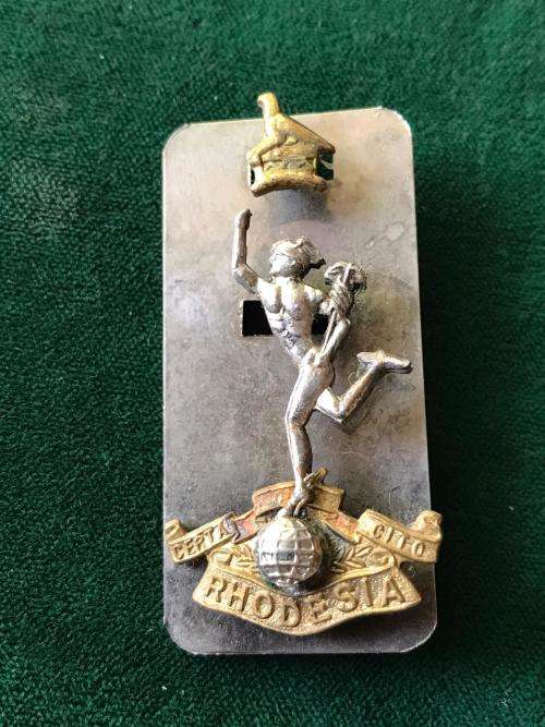 RHODESIA CORPS OF SIGNALS BI-METAL CAP BADGE-WORN 1970-1980-LUGS INTACT
