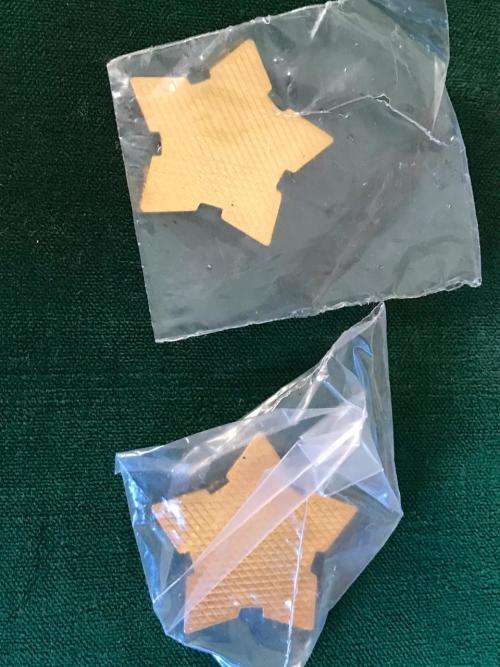 ARMY SENIOR SERGEANT MAJOR COLLAR BADGE PAIR-WORN 1980-2002 (1ST TYPE)STILL SEALED IN ORIGINAL PACKI