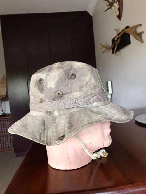 US JUNGLE HAT IN MULTICAM,CAME INTO BEING DURING THE VIETNAM WAR-IT HAS SEEN MODIFICATIONS AND IS US