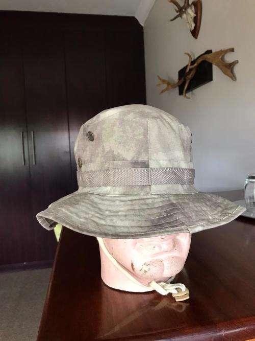 US JUNGLE HAT IN MULTICAM,CAME INTO BEING DURING THE VIETNAM WAR-IT HAS SEEN MODIFICATIONS AND IS US