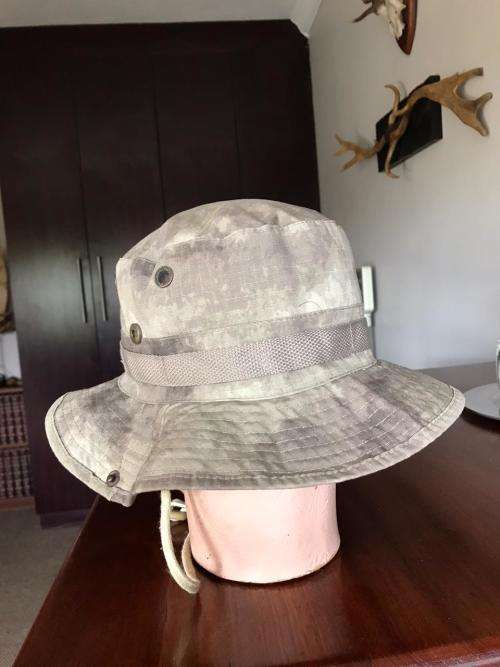 US JUNGLE HAT IN MULTICAM,CAME INTO BEING DURING THE VIETNAM WAR-IT HAS SEEN MODIFICATIONS AND IS US
