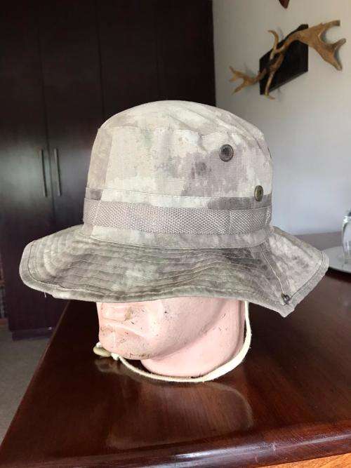 US JUNGLE HAT IN MULTICAM,CAME INTO BEING DURING THE VIETNAM WAR-IT HAS SEEN MODIFICATIONS AND IS US