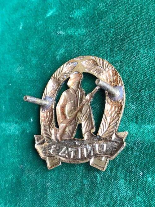 COMMANDOS GILT CAP BADGE-WORN 11963-1970- 2 LUGS